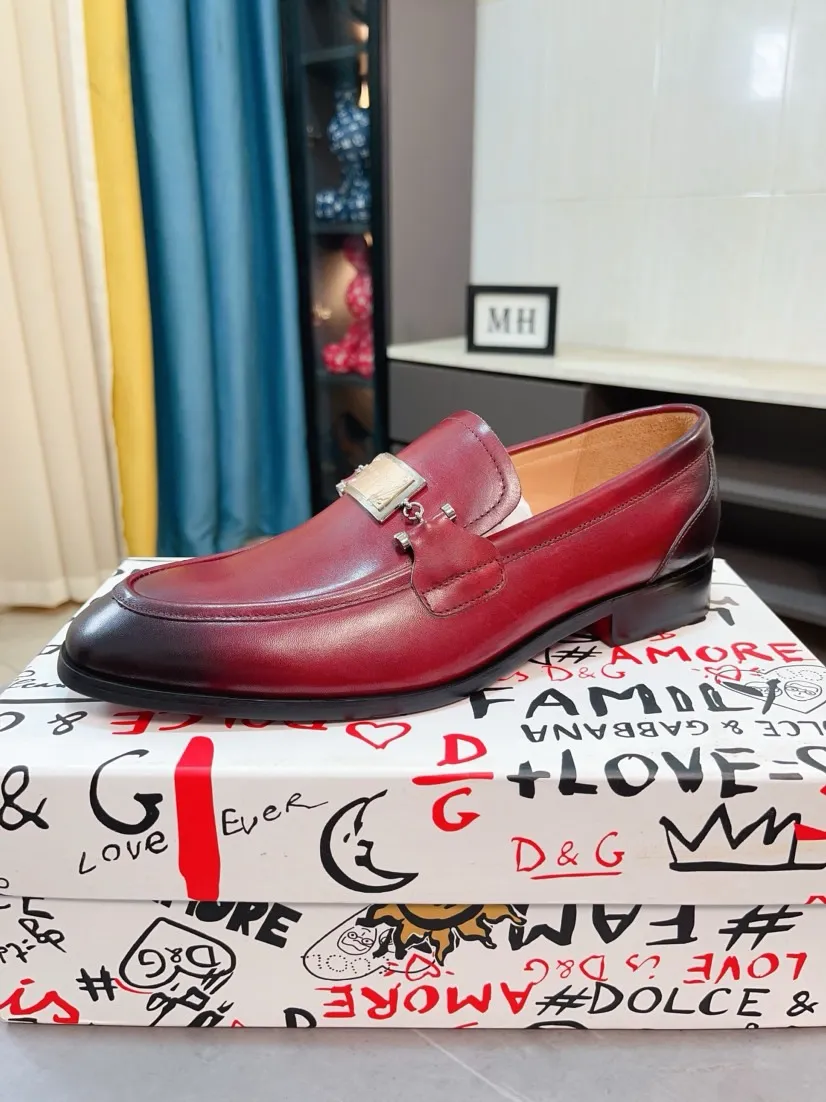 Men's shoes 💰540🌸🌸 [DG Dolce & Gabbana] High-end customized leather shoes. The upper is made of imported calf leather. Original hardware. I believe you will be impressed from the first time you see it. The avant-garde atmosphere can no longer fully interpret its elegance. AAA grade rubber outsole is super comfortable. The original cover last of the counter ensures its original version and quality. The upper is simple and the cowhide lining ensures its comfort and breathability. A pair of truly good shoes has its own unique soul, famous quality, and the first choice for successful people. Regular size 38-44 (45 customized)